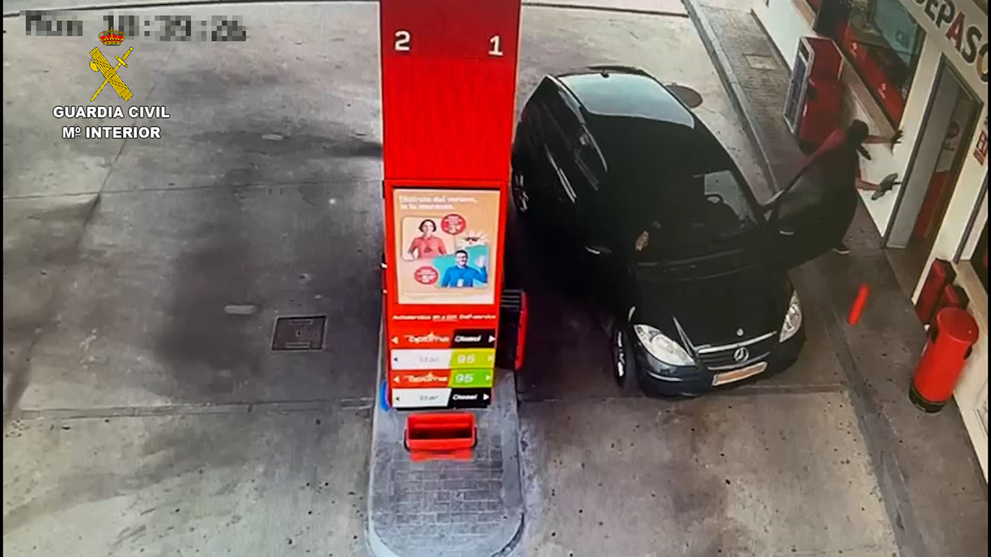 Momento en el que llega a la gasolinera.