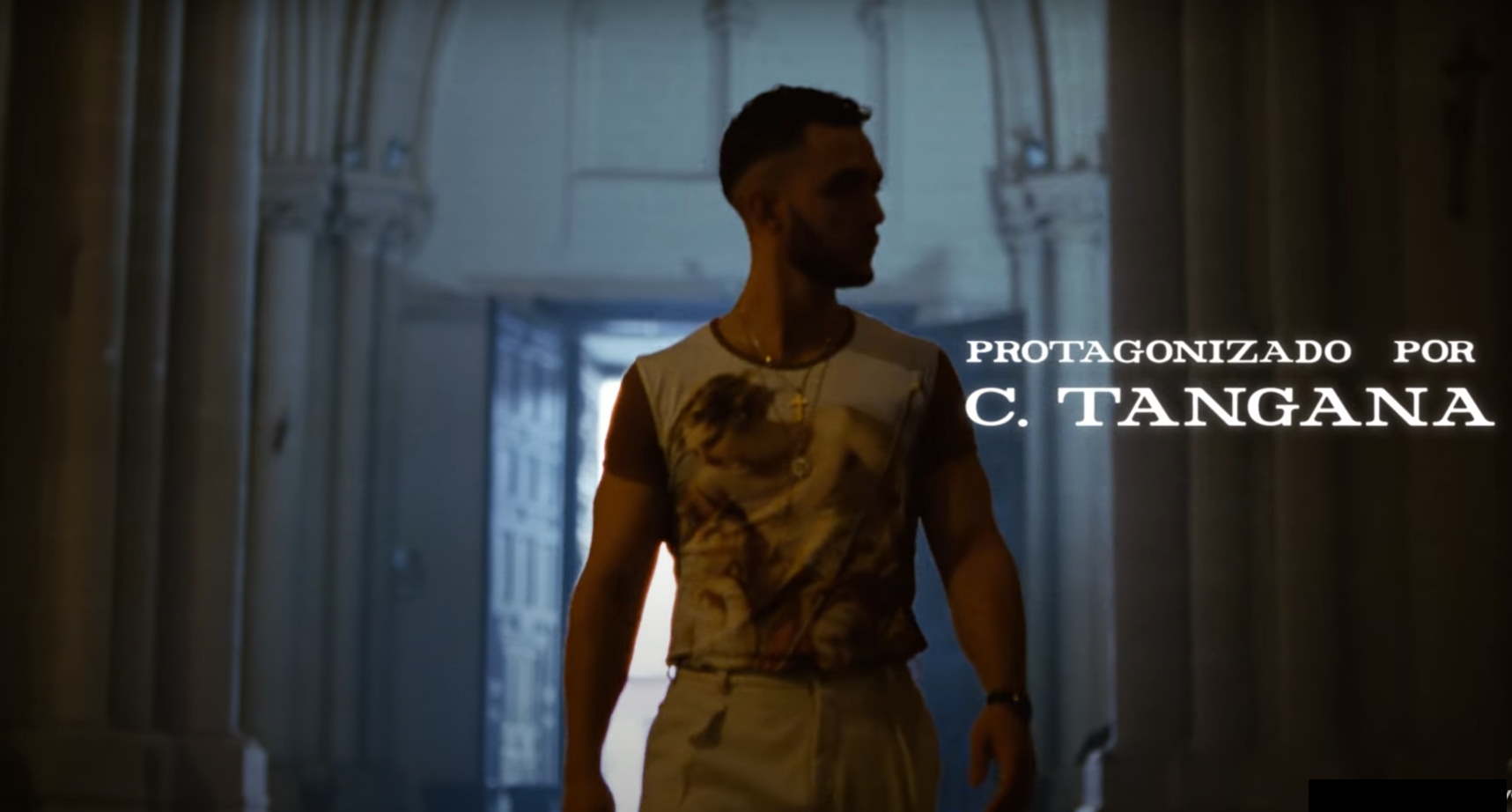 C. Tangana, en la Catedral de Toledo, uno de los planos de su videoclip con Nathy Peluso llamado "Ateo".