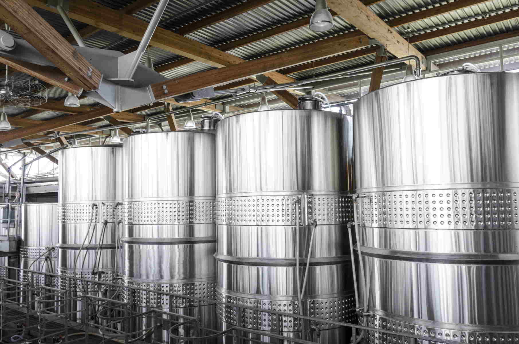 Los tanques donde se fermenta el vino y otras bebidas también pueden entrañar riesgo en las tareas de limpieza.