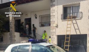 La mujer se dio un golpe en la cabeza y no podía levantarse, por lo que tuvo que ser auxiliada por la Guardia Civil.