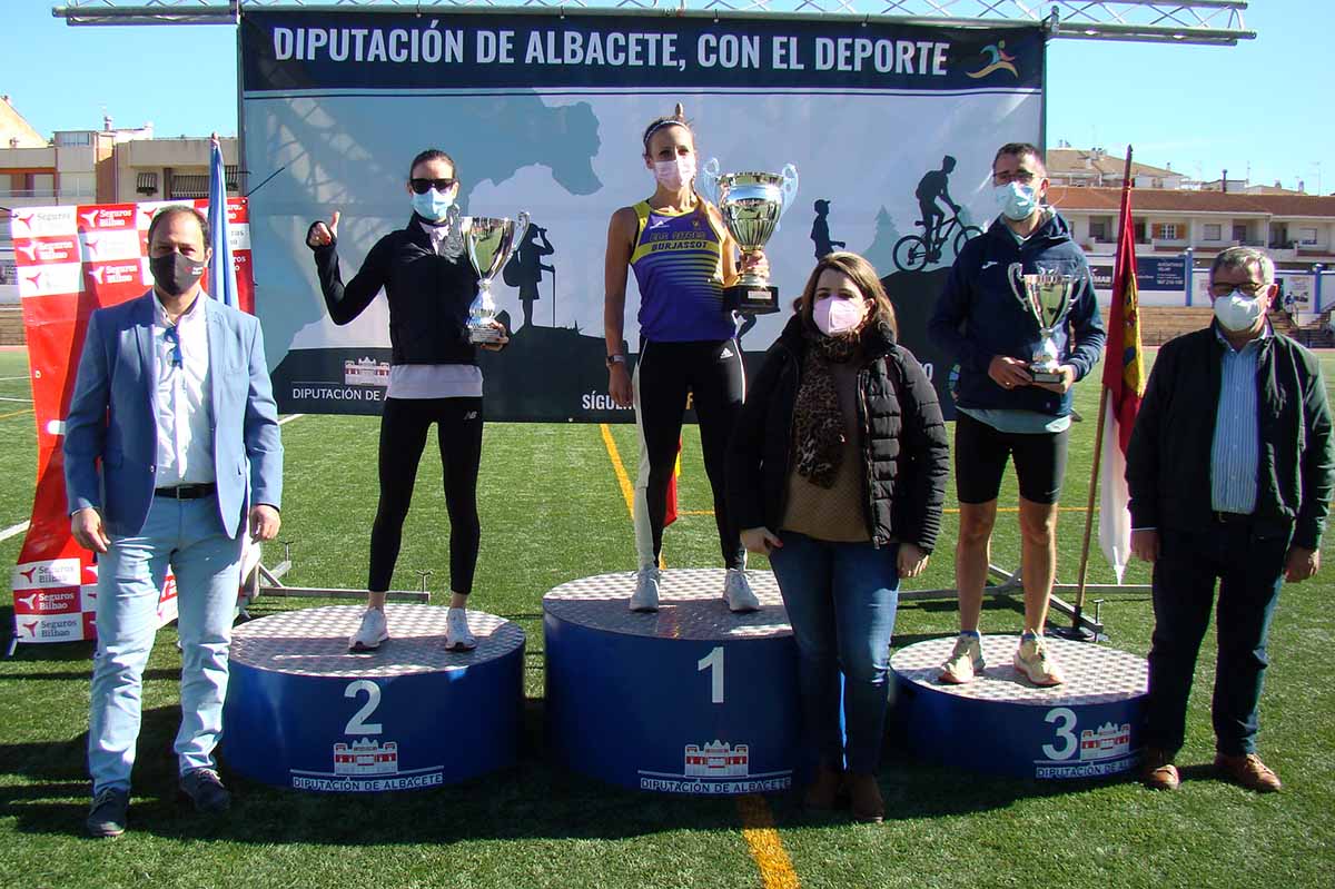 Podio femenino de la carrera hellinera.