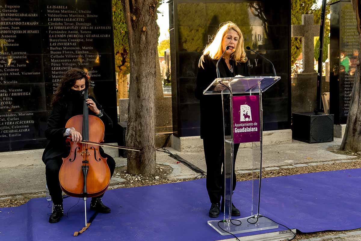 Palabras y música en honor a las víctimas del franquismo.