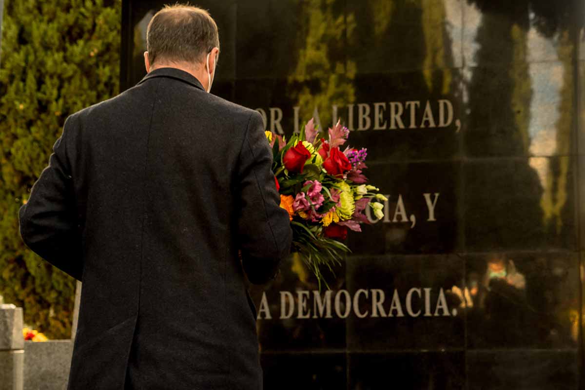 Ramos de flores para los restos de las víctimas