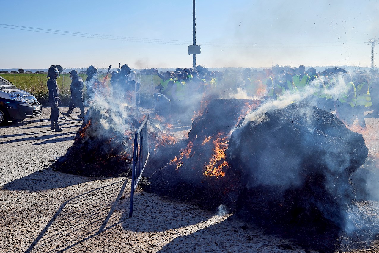 Enfrentamientos entre Policía y ganaderos en Talavera. Foto: EFE / Manu Reino.