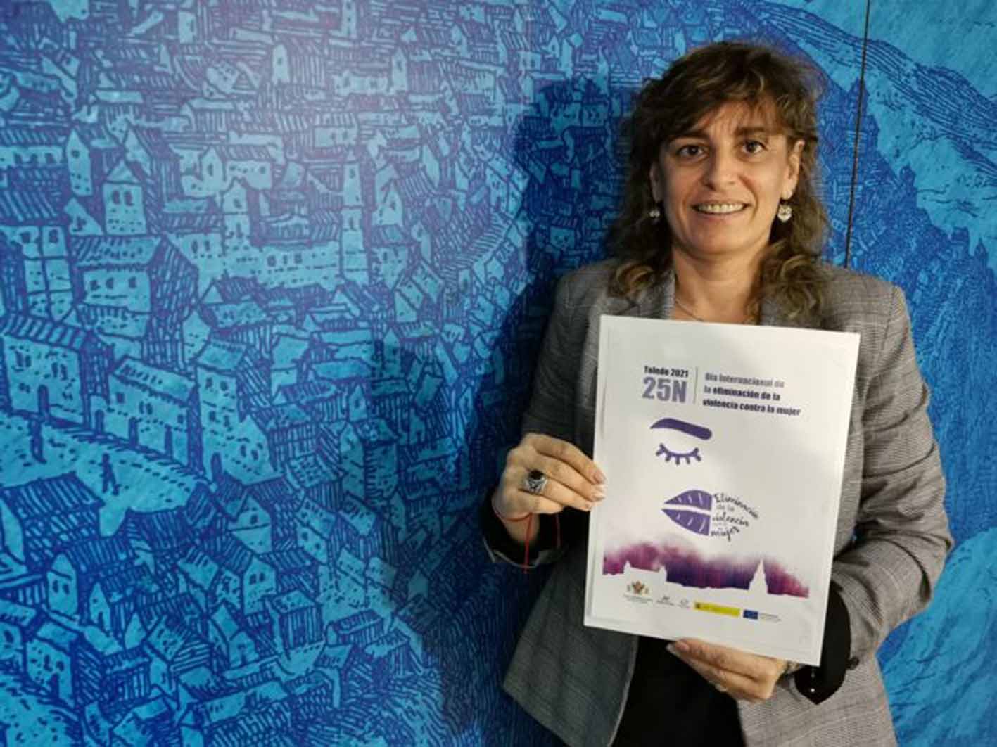 Ana Abellán, con el cartel de las actividades.