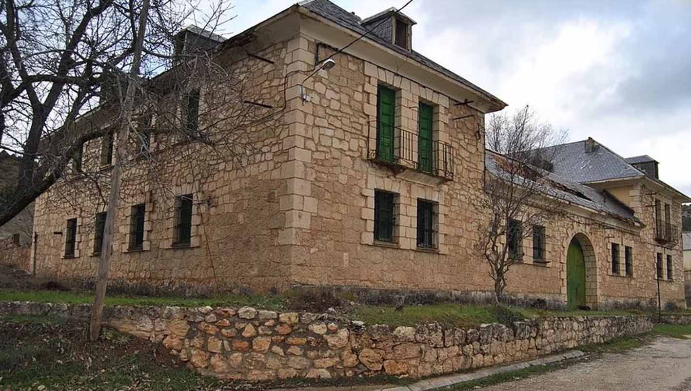 Antigua casa cuartel de la Guardia Civil en El Recuenco, el lugar del "Coliving".