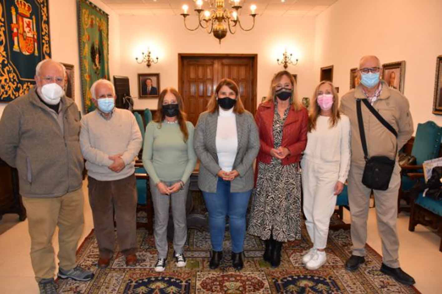 Foto de familia tras la firma del convenio entre el Ayuntamiento de Talavera y las herederas del archivo fotográfico de Lorenzo Rodríguez.