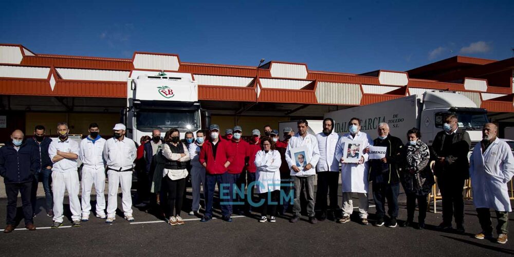 Los empresarios y trabajadores del Mercado de Mayoristas han hecho un homenaje a Lorenzo, el joven fallecido. Foto: Rebeca Arango.