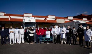 Los empresarios y trabajadores del Mercado de Mayoristas han hecho un homenaje a Lorenzo, el joven fallecido. Foto: Rebeca Arango.