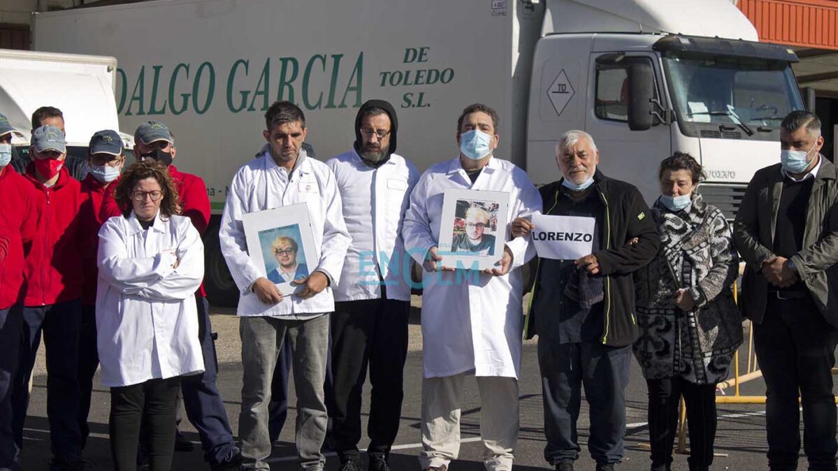 A la derecha, la familia de Lorenzo, el joven asesinado. Foto: Ainhoa Aranda.