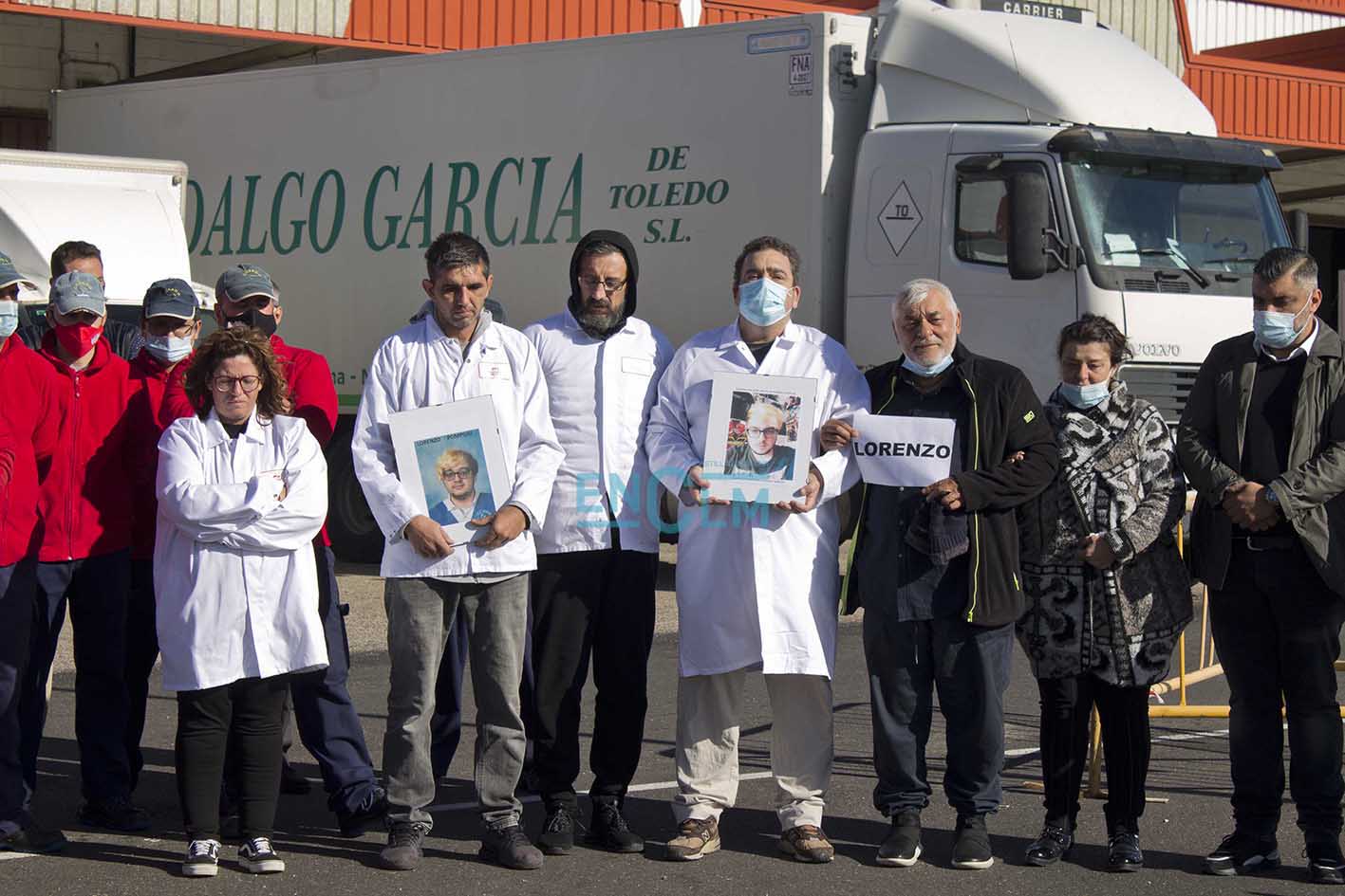 A la derecha, la familia de Lorenzo, el joven asesinado. Foto: Ainhoa Aranda.