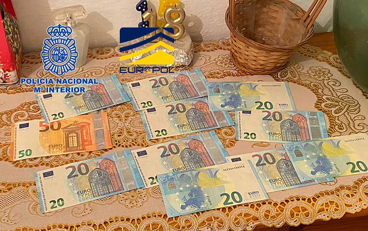 Dos personas lograron introducir billetes falsos de 20 y 50 euros en el circuito.
