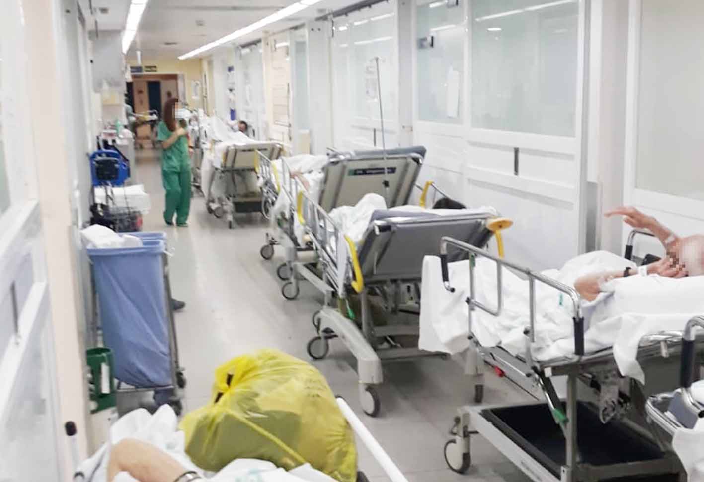 Foto facilitada por CSIF en la que se ve a pacientes encamados a la espera de ser tratados en Urgencias.