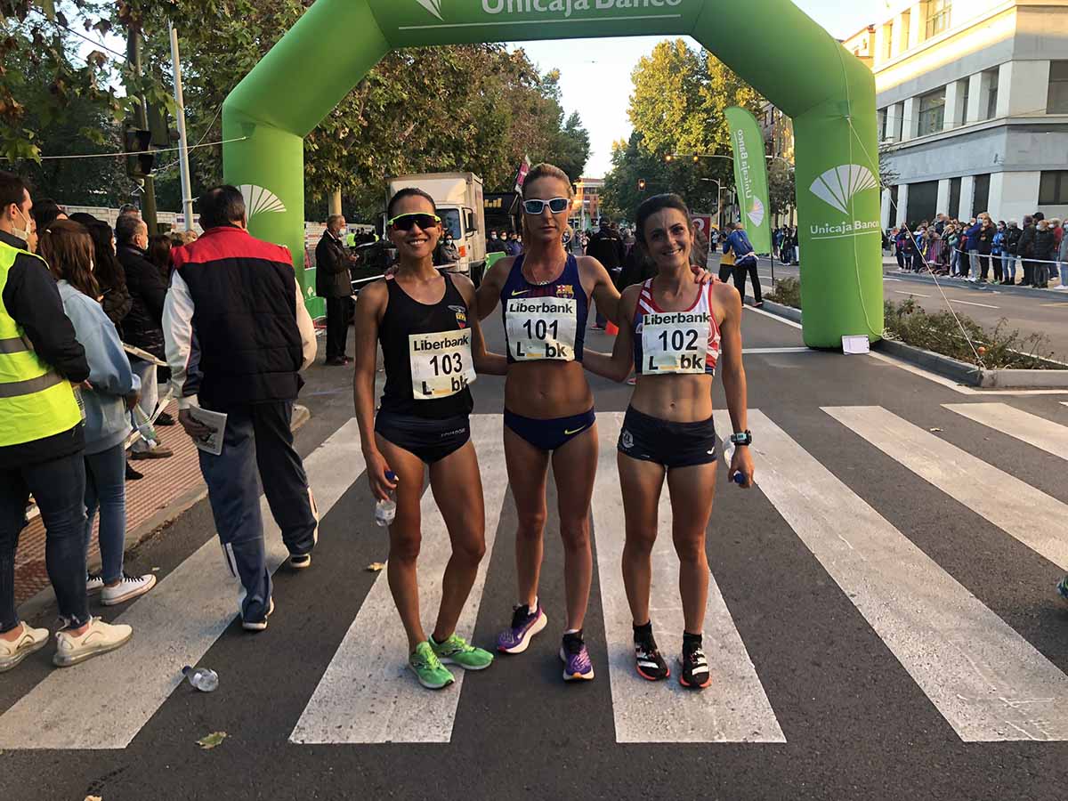 El podio femenino: Johana Ordóñez (izquierda), Raquel González y Mar Juárez. Foto: CAT.