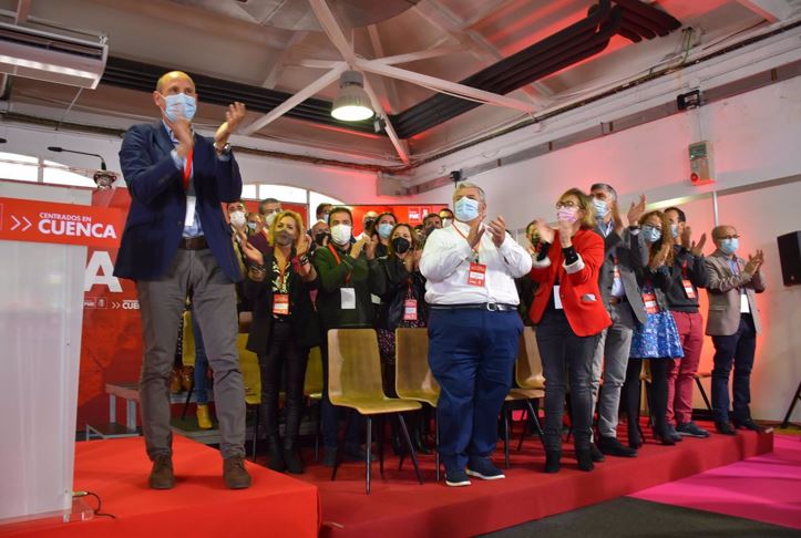 Luis Carlos Sahuquillo, felicitado como nuevo secretario general del PSOE de Cuenca.