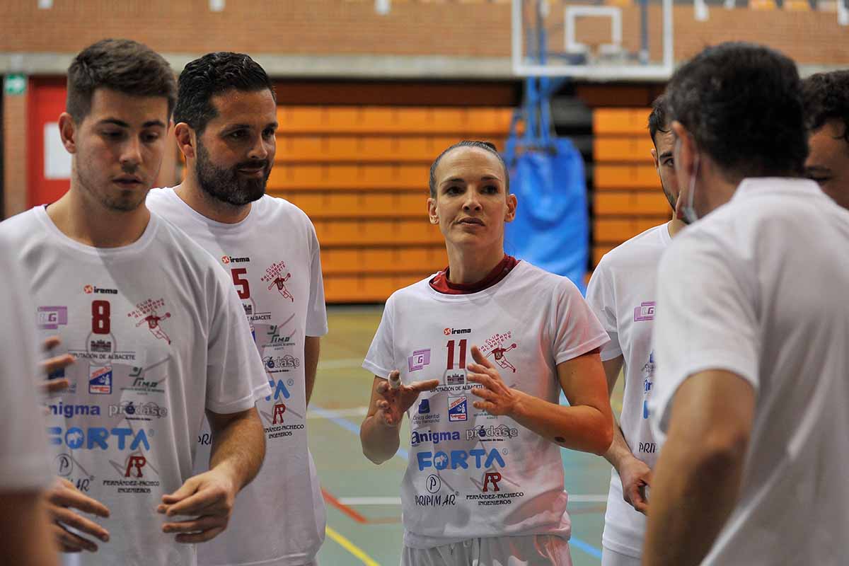 Mireia Rodriguez no tenía equipo femenino en Albacete en el que jugar. Foto: EFE.