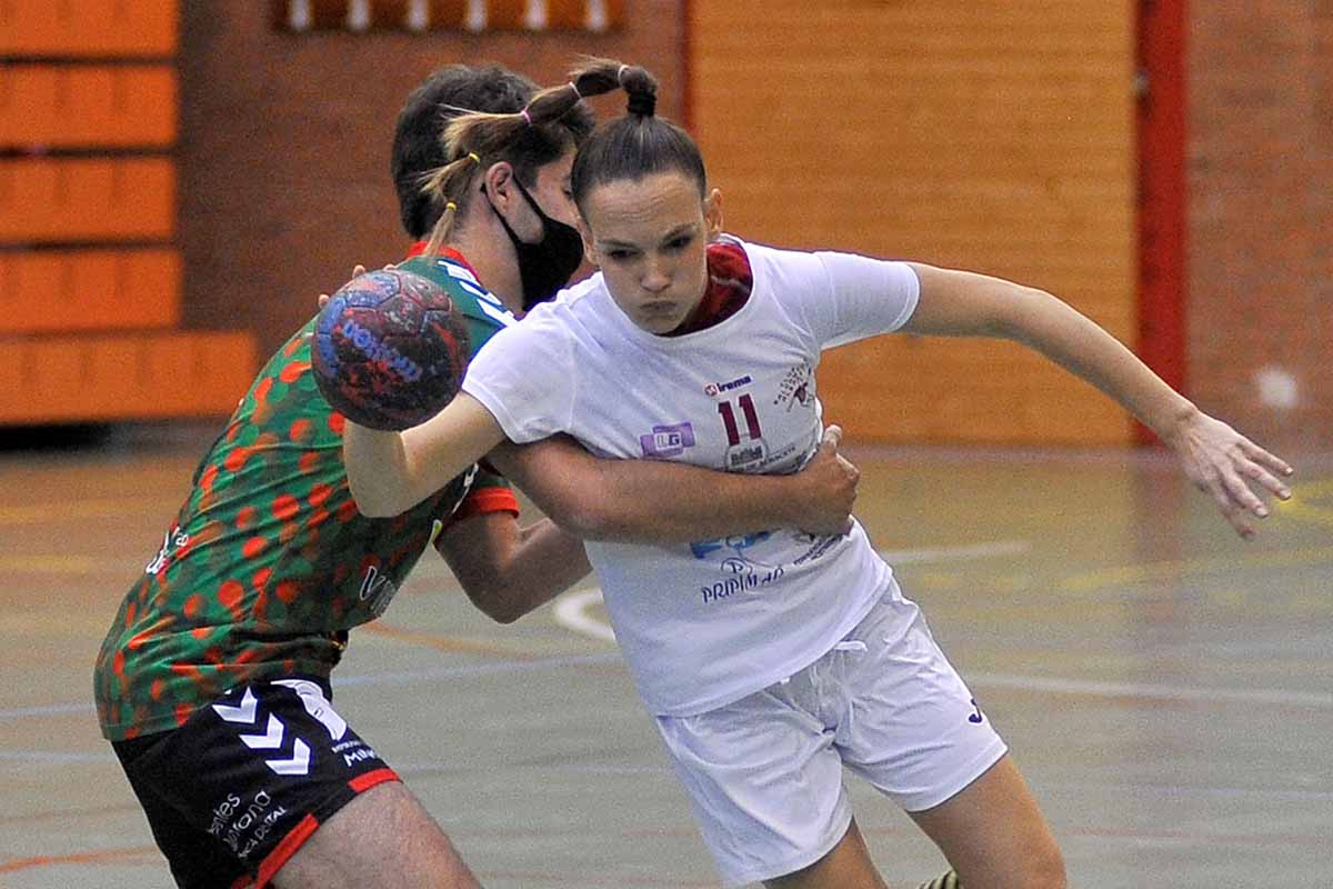 La jugadora había militado antes en varios equipos femeninos. Foto: EFE.