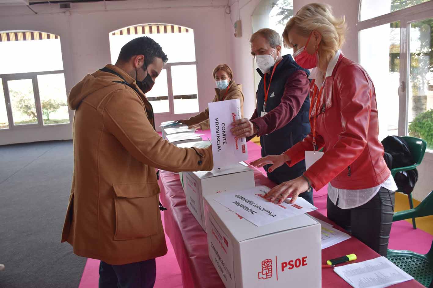 Uno de los socialista ejerciendo su derecho al voto.