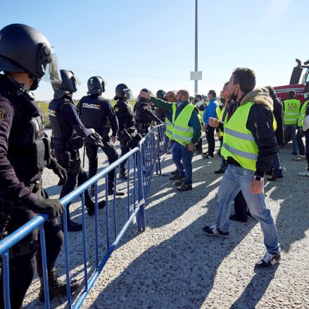 Enfrentamientos entre Policía y ganaderos en Talavera. Foto: EFE / Manu Reino.