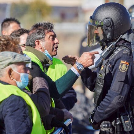 Enfrentamientos entre Policía y ganaderos en Talavera. Foto: EFE / Manu Reino.