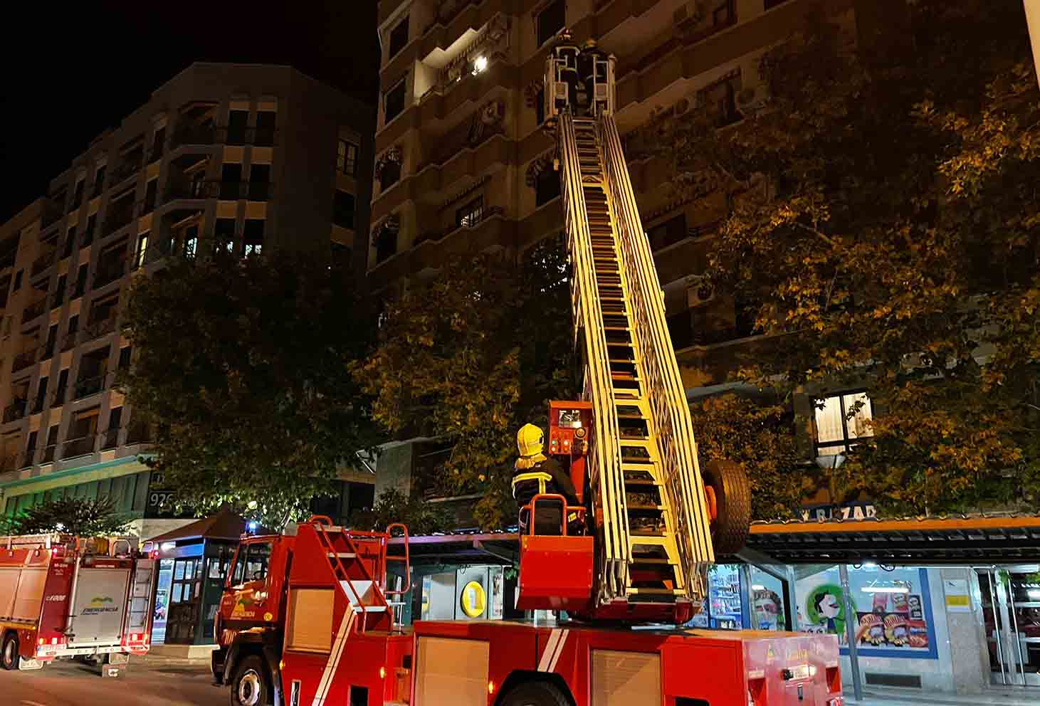 Los Bomberos de Puertollano tuvieron que acceder por el balcón a la vivienda del anciano.