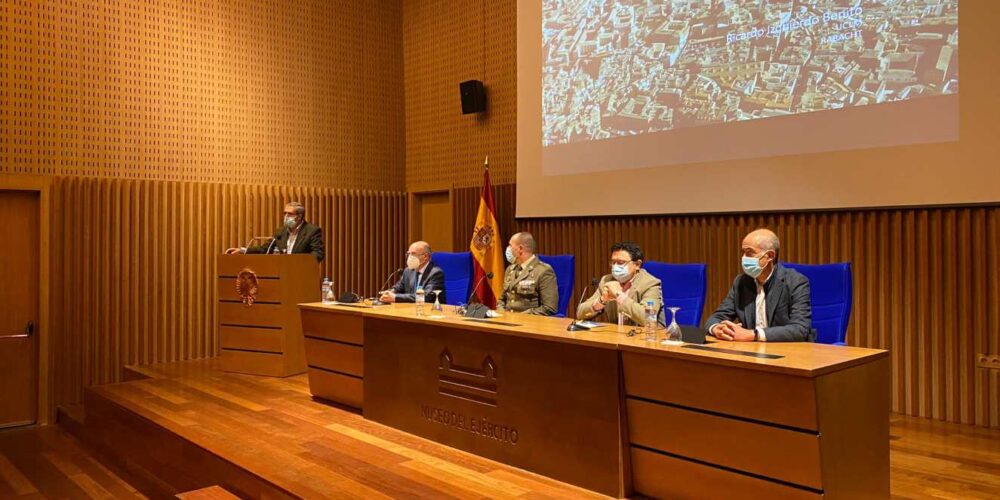 Presentación de la primera conferencia del ciclo en el del salón de actos del Museo del Ejército