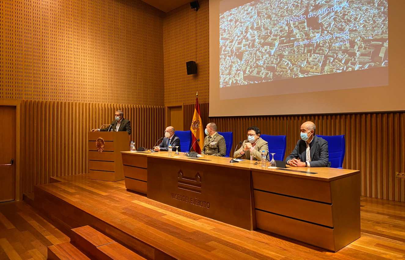 Presentación de la primera conferencia del ciclo en el del salón de actos del Museo del Ejército