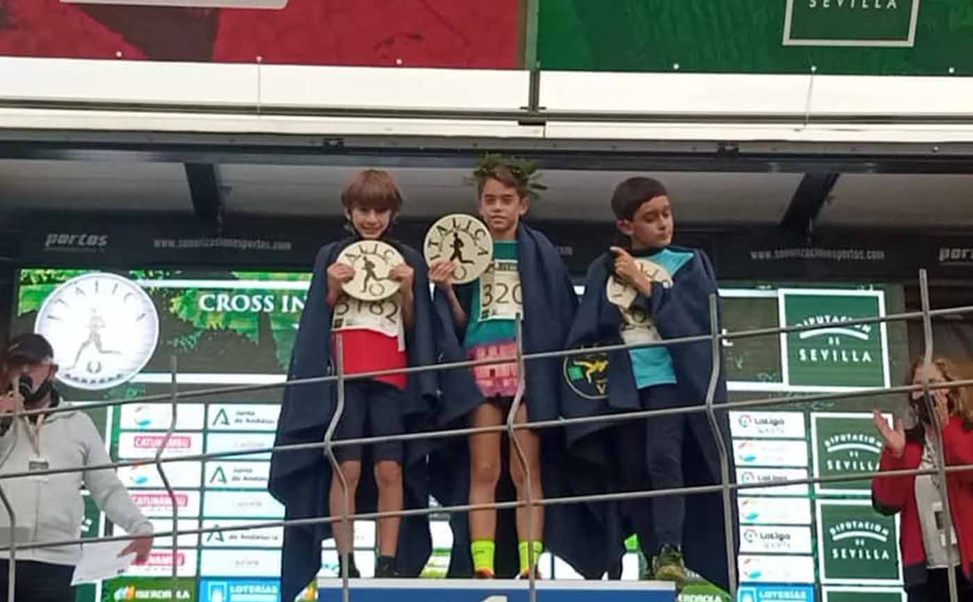 Julio Rodríguez, en el centro del podio del Cross de Itálica.