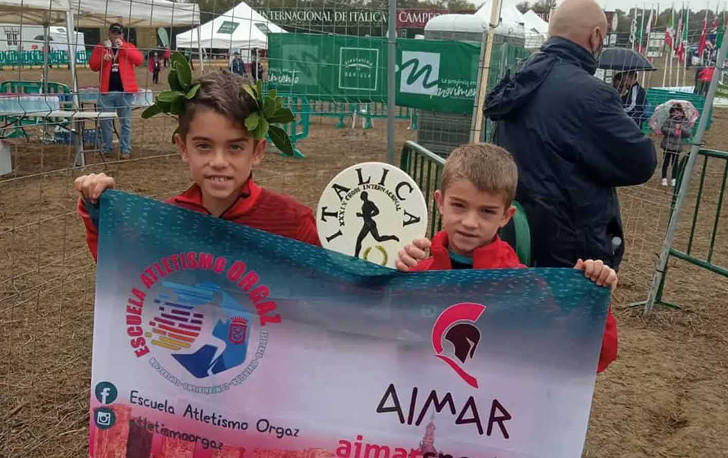 El joven supercampeón (izquierda), con la bandera de la Escuela de Atletismo de Orgaz.