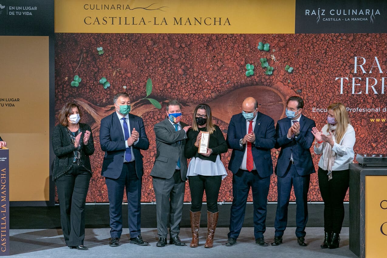 El premio ‘Sala y Sumillería’ a Cristina Díaz, del Restaurante ‘Maralba’.