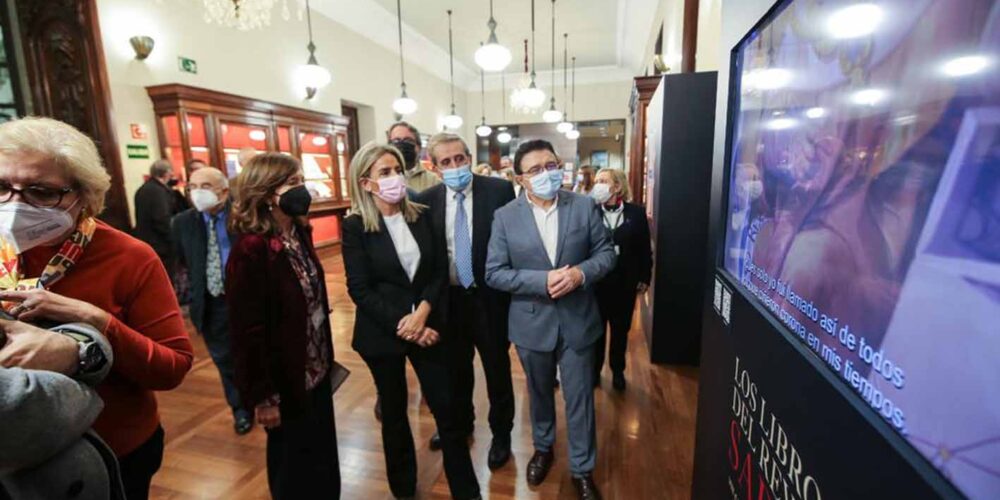 Milagros Tolón, visitando la exposición sobre el Rey Sabio en la Biblioteca Nacional.