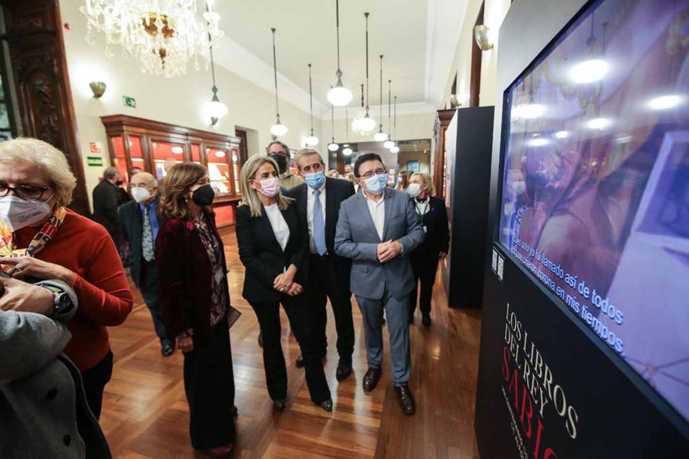 Milagros Tolón, visitando la exposición sobre el Rey Sabio en la Biblioteca Nacional.