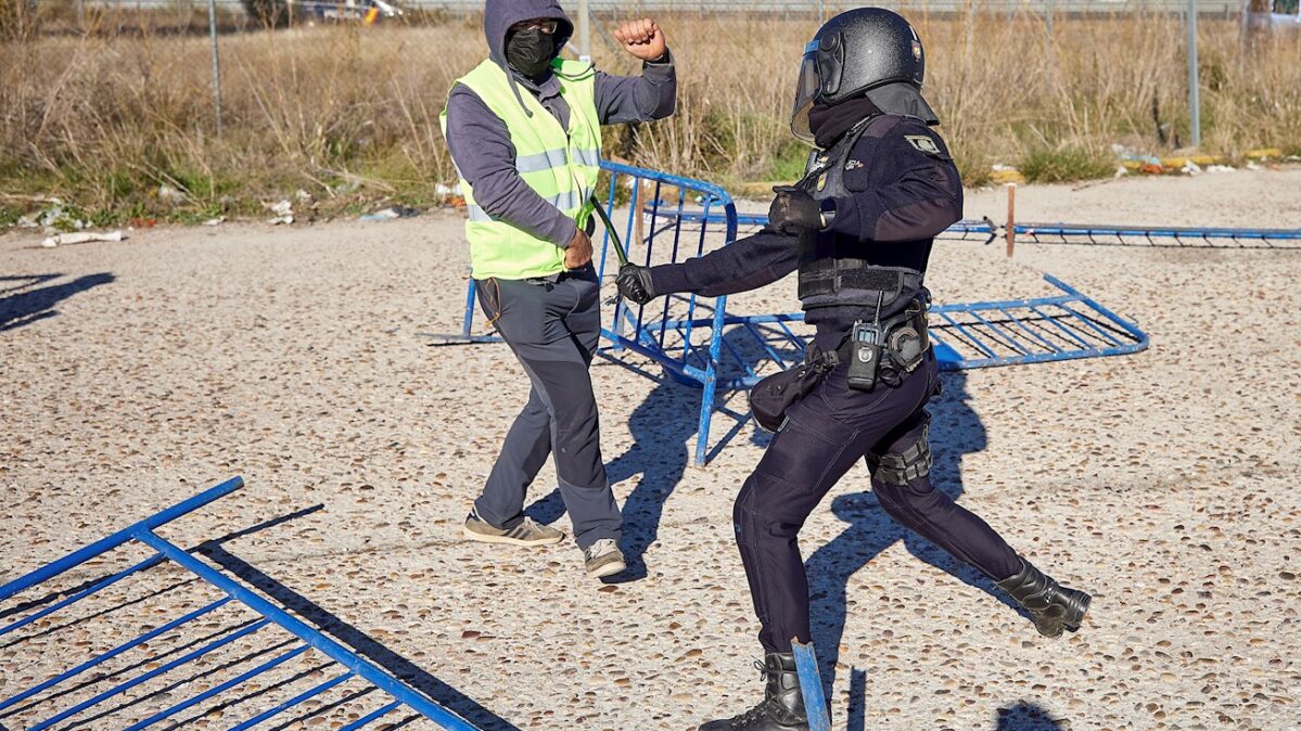 Enfrentamientos entre Policía y ganaderos en Talavera. Foto: EFE / Manu Reino.