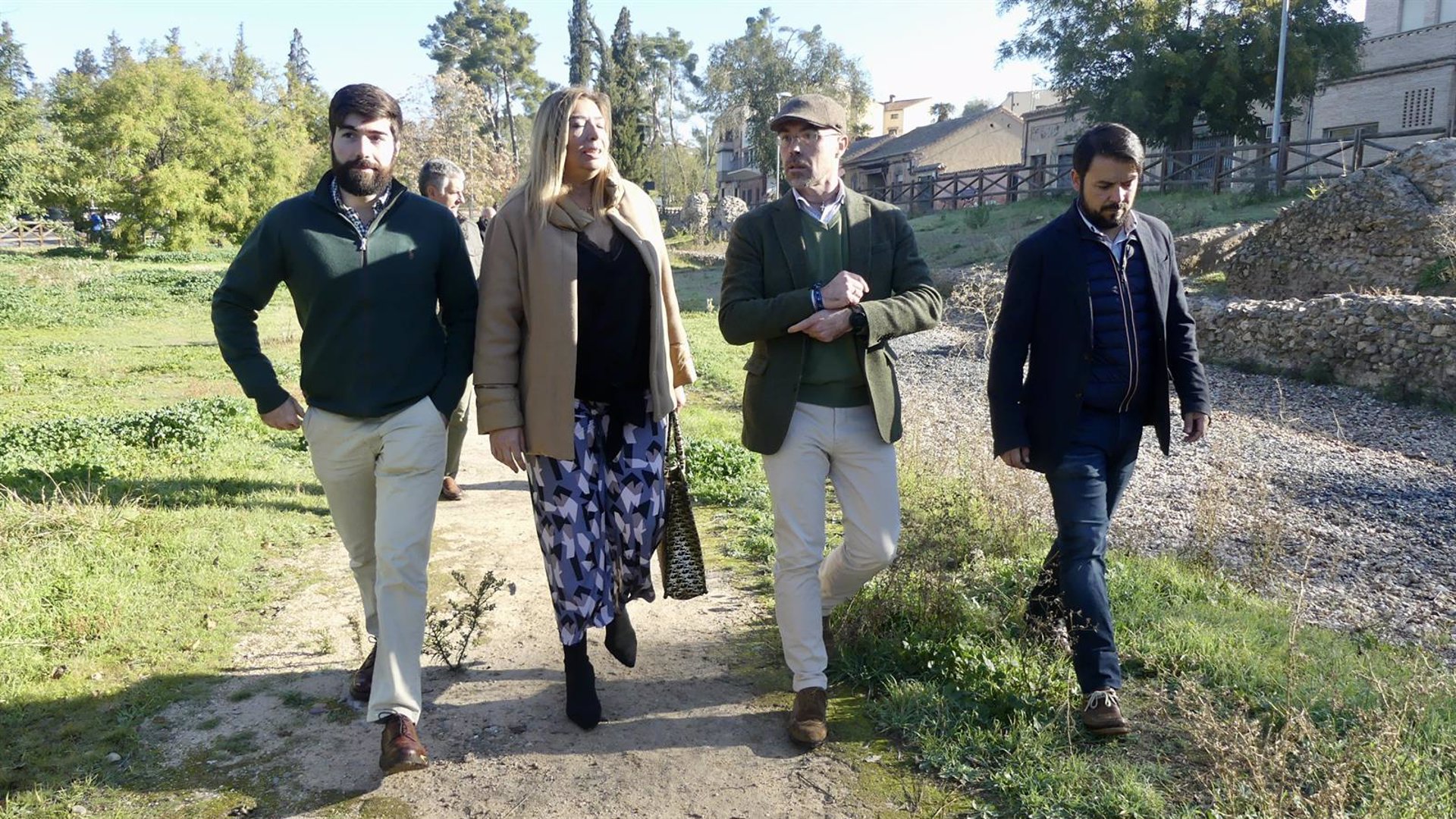 El eurodiputado de Vox, Jaime Buxadé, junto a la concejal en el Ayuntamiento de Toledo, María de los Ángeles Ramos, y el diputado nacional, Manuel Mariscal, visitando la Vega Baja de Toledo.