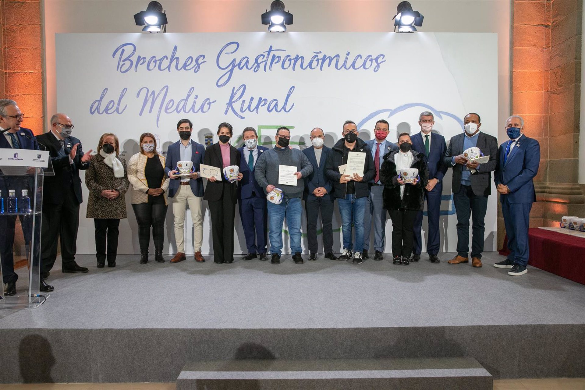 Entrega de los "Broches Gastronómicos" a restaurantes del medio rural.