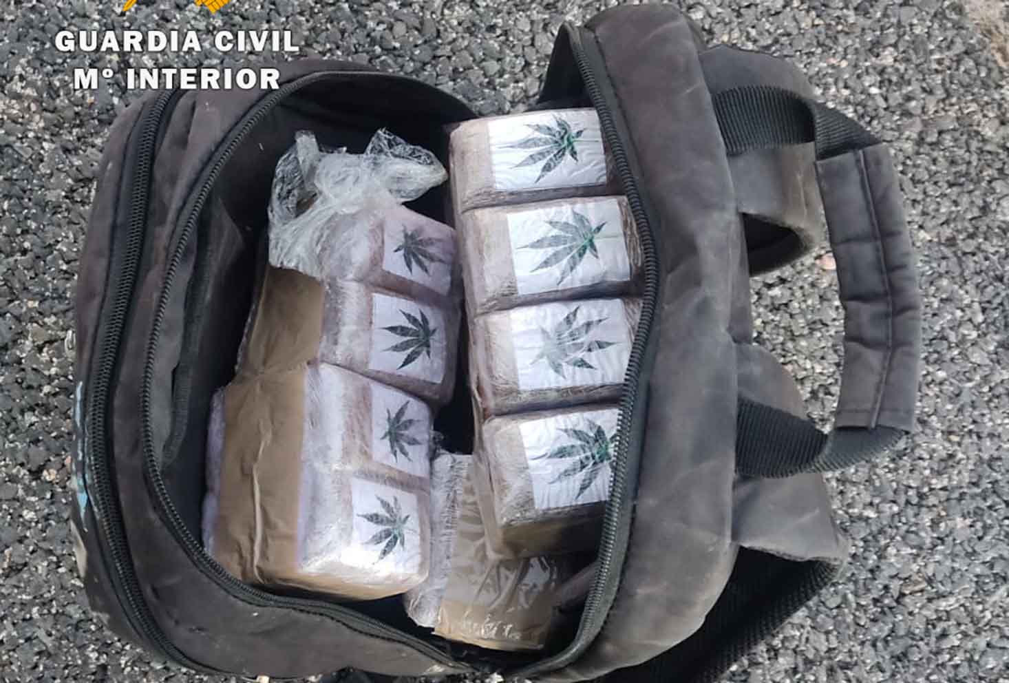 La mochila intervenida por la Guardia Civil, con más de 8 kilos de hachís separados en pastillas de 50 gramos de peso cada una.