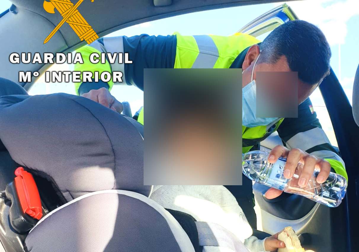 Un Guardia Civil se interesó por el menor, que manifestó que tenía sed y hambre, por lo que le compró un sandwich y una botella de agua.