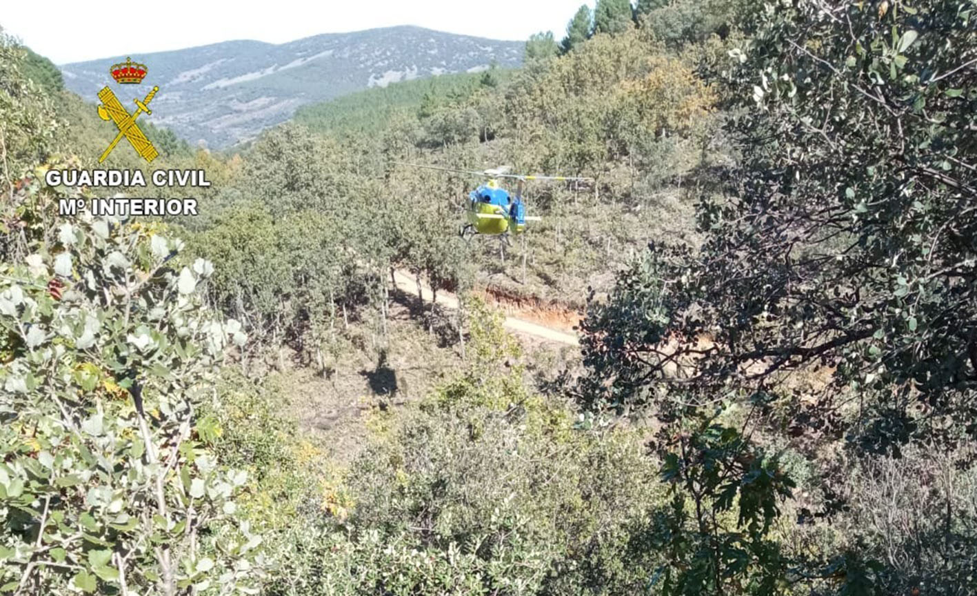 El helicóptero medicalizado, buscando un lugar donde aterrizar.