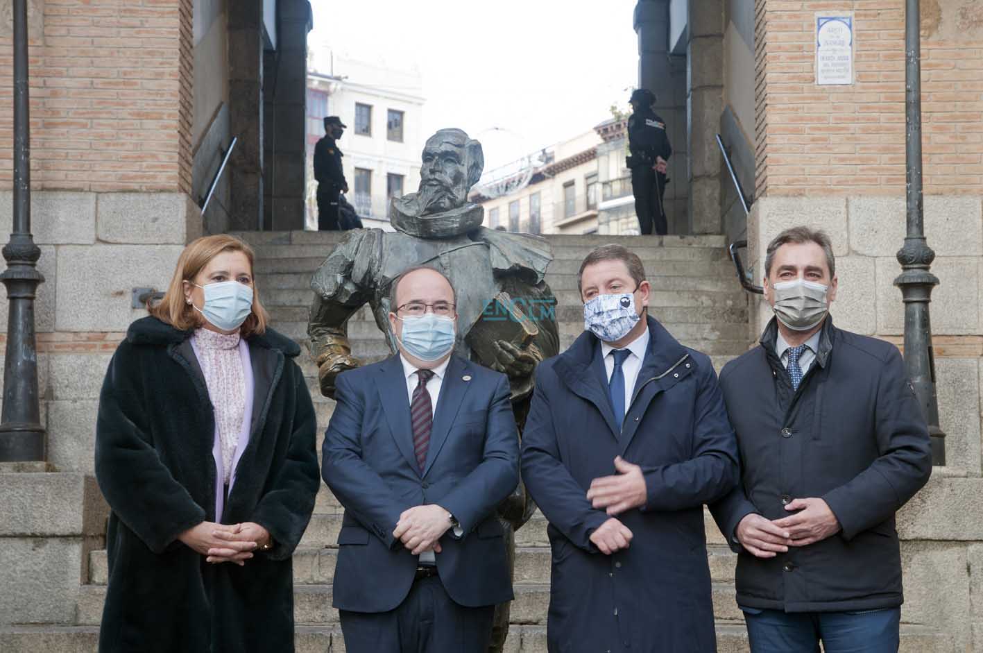 Miquel Iceta se ha fotografiado junto a la estatua de Cervantes en Toledo. En la imagen, junto a Rosana Roríguez, consejera de Educación, Cultura y Deporte; Page y Francho Tierraseca, delegado del Gobierno en CLM. Foto: Ainhoa Aranda.