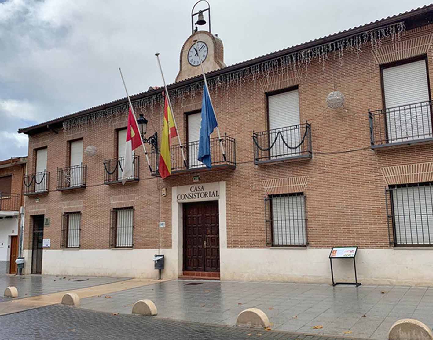 Las banderas ondearán a media asta en el Ayuntamiento hasta el próximo martes.