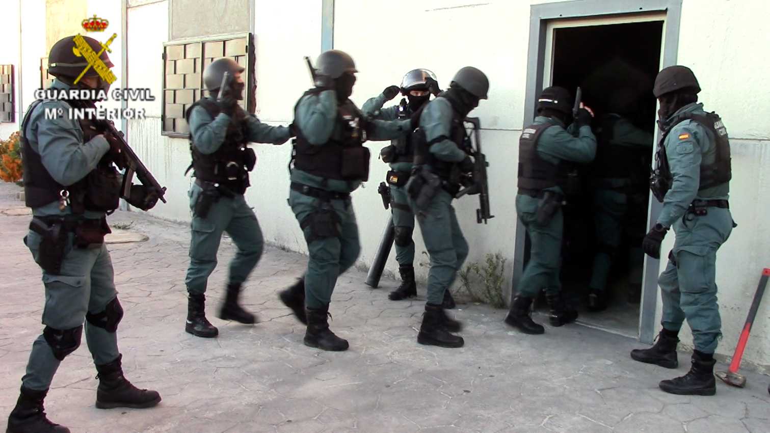 Los agentes de la Guardia Civil procediendo a entrar a una de las naves en Huecas.