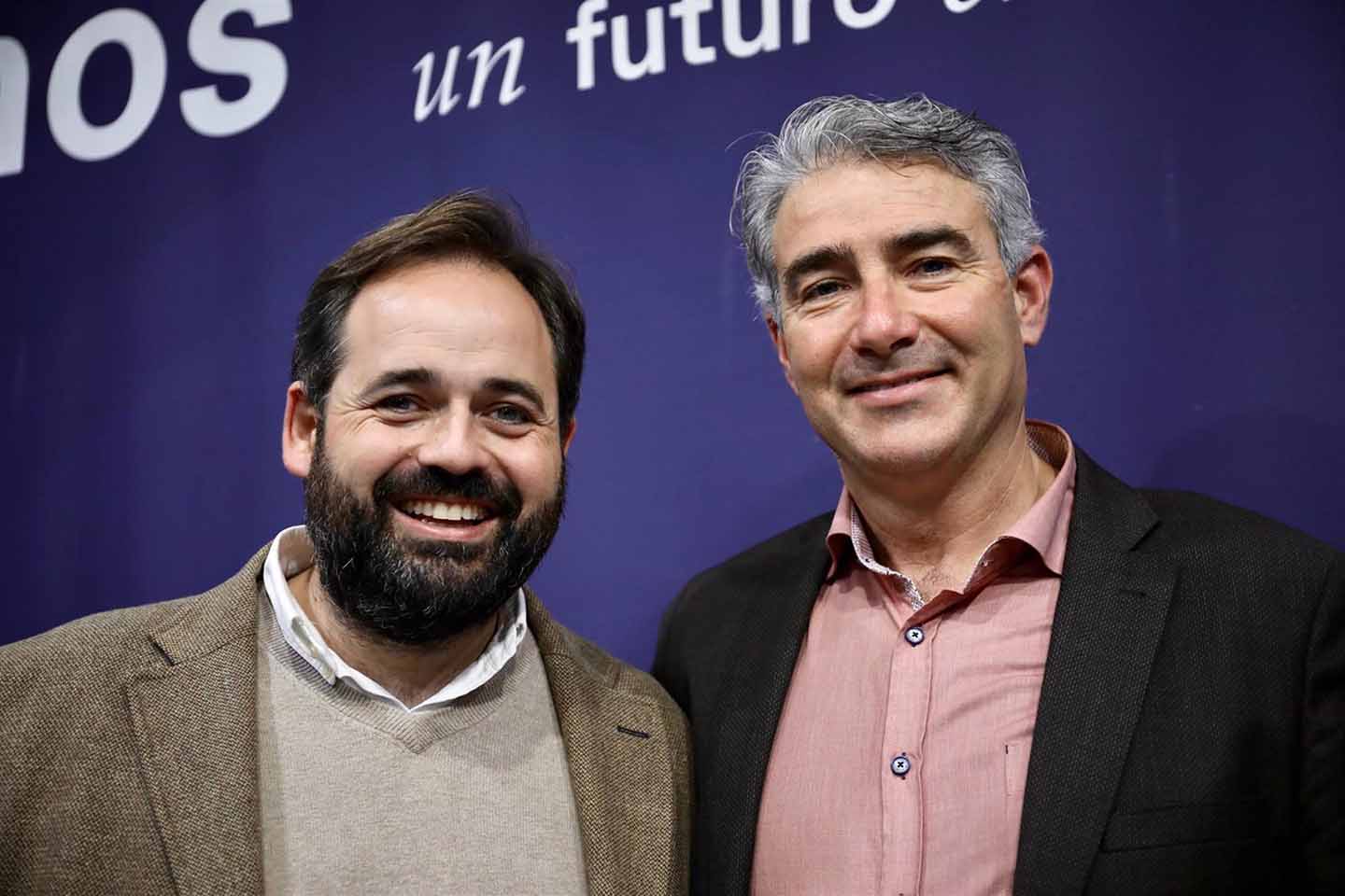 El presidente del PP Paco Núñez junto a Javier González, reelegido presidente del PP en la Roda..