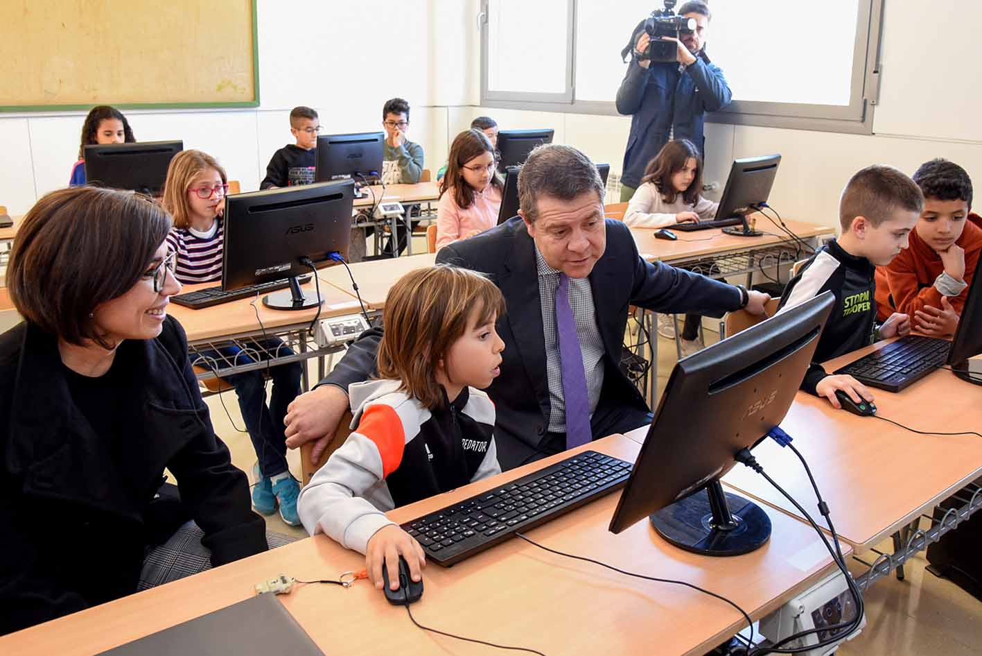 El presidente de Castilla-La Mancha ensalza la labor de los docentes en su día.