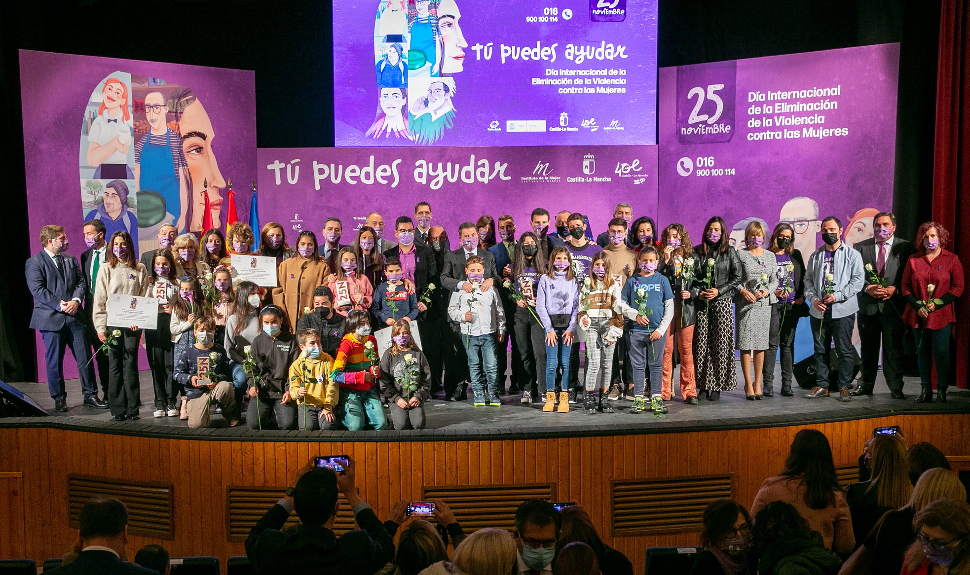 Page, junto a algunos de los participantes en el acto institucional del Día Internacional de la Eliminación de la Violencia contra las Mujeres que se ha celebrado en Fuensalida (Toledo).