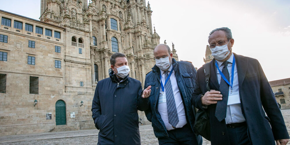 Page, junto a su vicepresidente, José Luis Martínez Guijarro; y el consejero de Hacienda, Juan Alfonso Ruiz Molina, en Santiago de Compostela, donde se celebra una cumbre autonómica sobre la financiación.