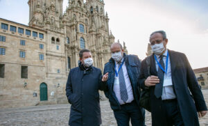 Page, junto a su vicepresidente, José Luis Martínez Guijarro; y el consejero de Hacienda, Juan Alfonso Ruiz Molina, en Santiago de Compostela, donde se celebra una cumbre autonómica sobre la financiación.