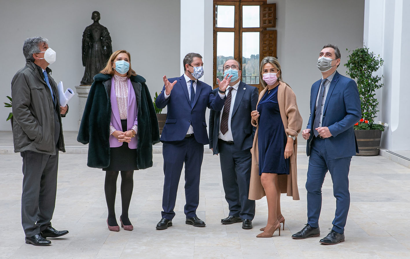 De izquierda a derecha, José Pablo Sabrido, concejal de Urbanismo de Toledo; Rosana Rodríguez, consejera de Cultura: Page, presidente de CLM; Iceta, ministro de Cultura; Tolón, alcaldesa de Toledo; y Francho Tierraseca, delegado del Gobierno en CLM.