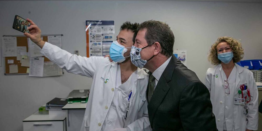 El presidente de Castilla-La Mancha, Emiliano García-Page, ha visitado el hospital de Almansa.