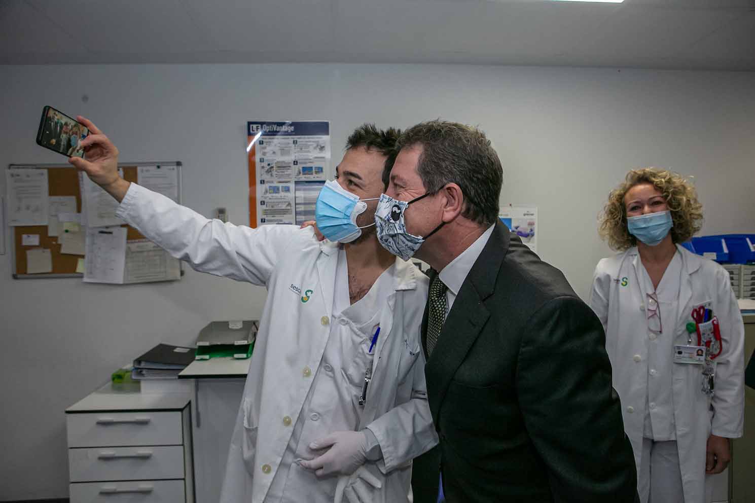 El presidente de Castilla-La Mancha, Emiliano García-Page, ha visitado el hospital de Almansa.