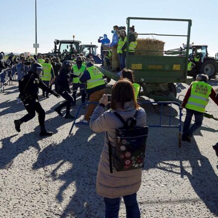 Enfrentamientos entre Policía y ganaderos en Talavera. Foto: EFE / Manu Reino.